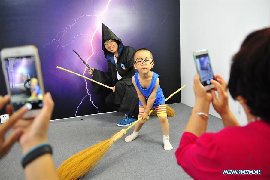 Los visitantes disfrutan de una exposición de estudios fotográficos en Beijing