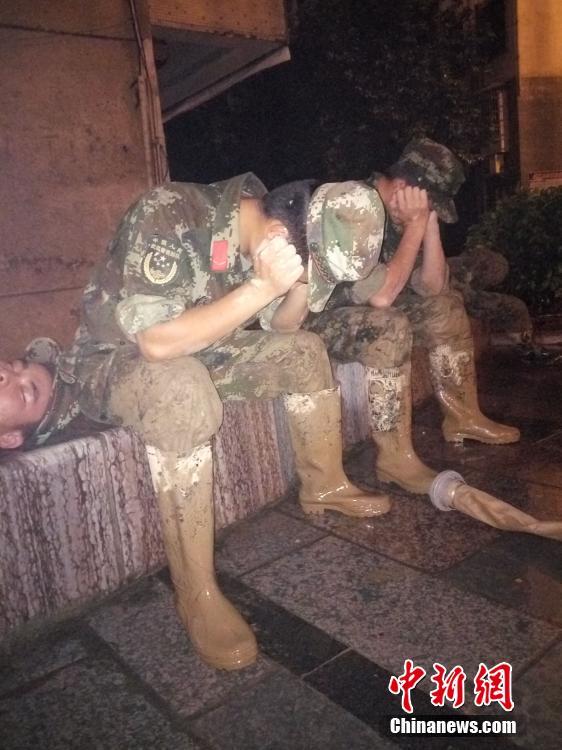 Imágenes de soldados agotados después de las labores de limpieza tras la inundación