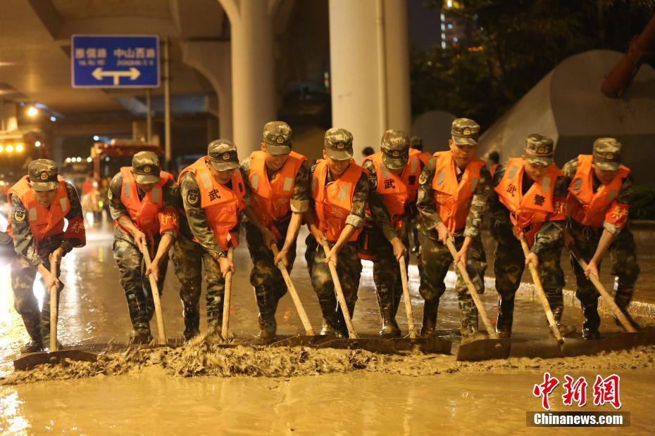 Imágenes de soldados agotados después de las labores de limpieza tras la inundación