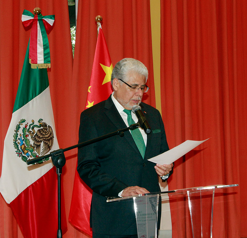 Durante la presentación en Beijing, el Sr. José Luis Bernal, embajador de México en China, destacó aspectos relevantes de la vida y obra de Juan José Arreola.(Foto:YAC)