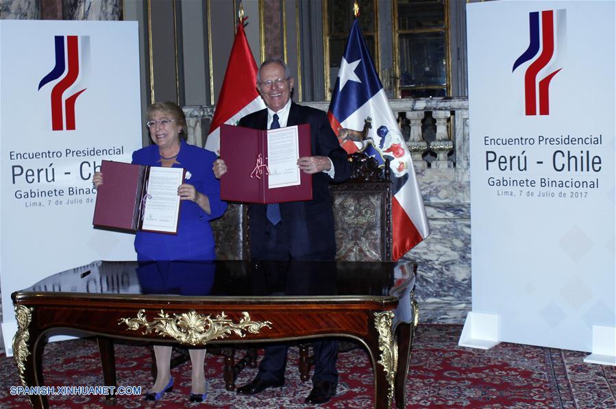 LIMA, julio 7, 2017 (Xinhua) -- El presidente peruano, Pedro Pablo Kuczynski (d), y la presidenta de Chile, Michelle Bachelet (i), muestran la Declaración de Lima firmada durante la ceremonia de firma de acuerdos y clausura del Primer Gabinete Binacional Perú-Chile, en el salón dorado del Palacio de Gobierno, en la ciudad de Lima, Perú, el 7 de julio de 2017. El Primer Gabinete Binacional Perú-Chile concluyó el viernes en Lima con diversos acuerdos de interés mutuo y una condena al flagelo de la corrupción, considerada uno de los principales problemas que enfrenta América Latina. El presidente peruano, Pablo Pablo Kuczynski, y su homóloga chilena, Michelle Bachelet, se comprometieron a fortalecer los esfuerzos para combatir este delito, tanto en el ámbito bilateral como multilateral con la cooperación internacional. (Xinhua/Luis Camacho)
