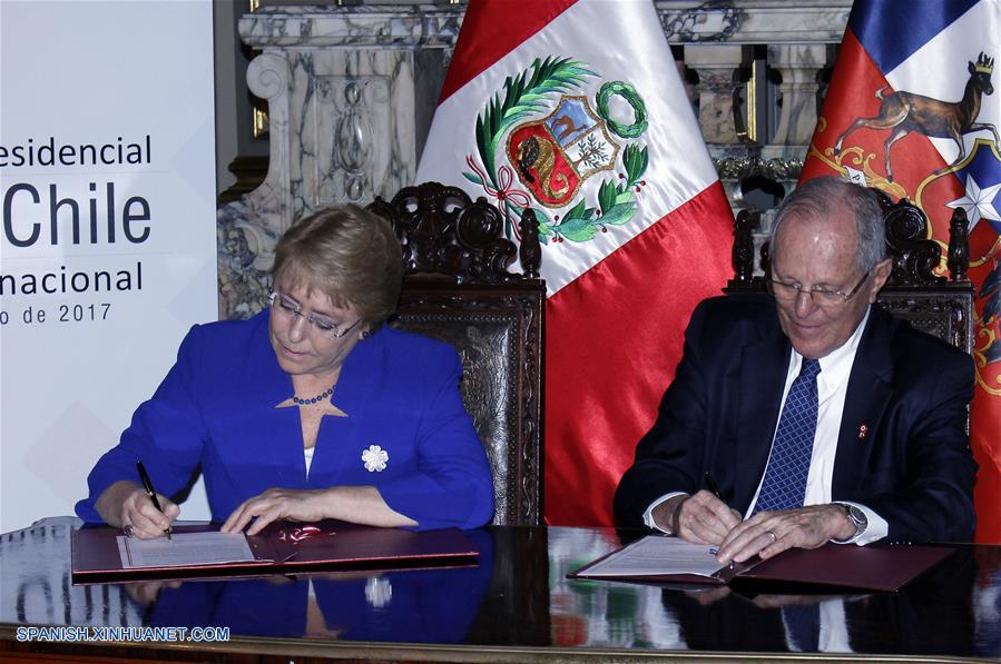 LIMA, julio 7, 2017 (Xinhua) -- El presidente peruano, Pedro Pablo Kuczynski (d), y la presidenta de Chile, Michelle Bachelet (i), firman la Declaración de Lima durante la ceremonia de firma de acuerdos y clausura del Primer Gabinete Binacional Perú-Chile, en el salón dorado del Palacio de Gobierno, en la ciudad de Lima, Perú, el 7 de julio de 2017. El Primer Gabinete Binacional Perú-Chile concluyó el viernes en Lima con diversos acuerdos de interés mutuo y una condena al flagelo de la corrupción, considerada uno de los principales problemas que enfrenta América Latina. El presidente peruano, Pablo Pablo Kuczynski, y su homóloga chilena, Michelle Bachelet, se comprometieron a fortalecer los esfuerzos para combatir este delito, tanto en el ámbito bilateral como multilateral con la cooperación internacional. (Xinhua/Luis Camacho)