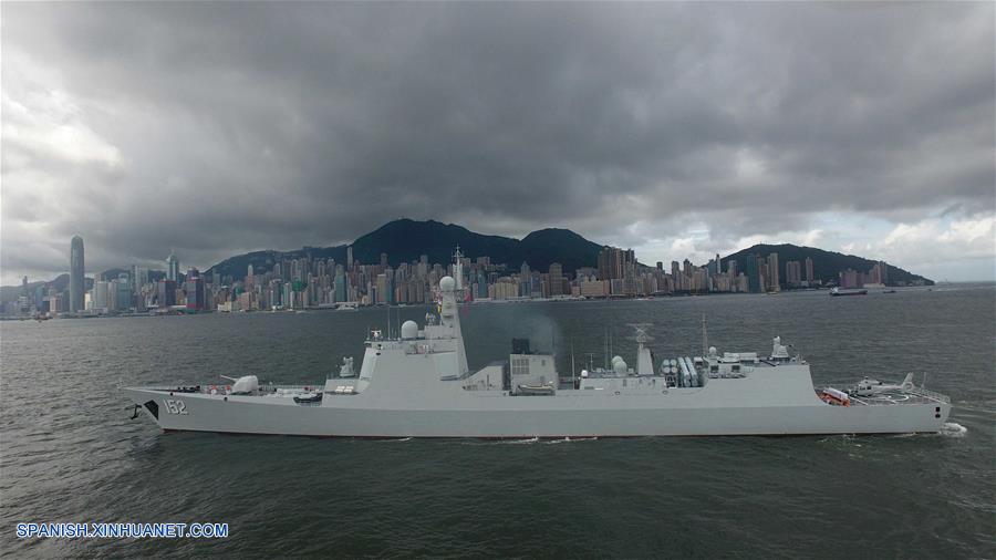 Llega a la RAEHK una flotilla que incluye al primer portaaviones chino Liaoning