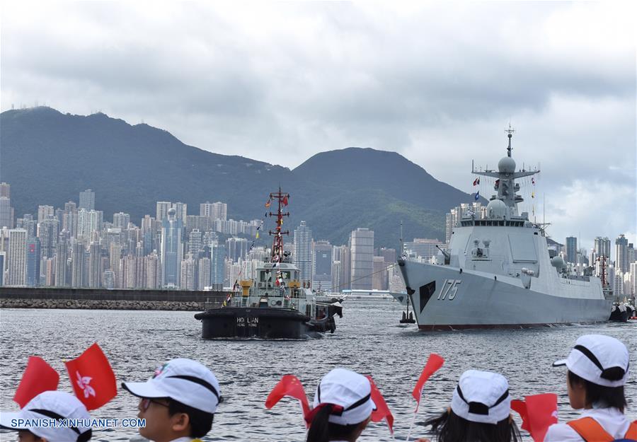 Llega a la RAEHK una flotilla que incluye al primer portaaviones chino Liaoning