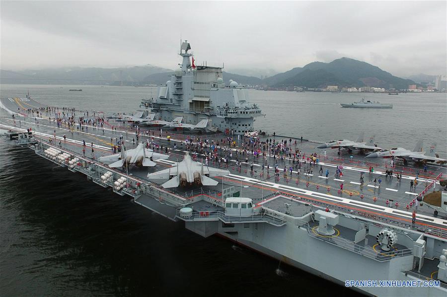 Ciudadanos de Hong Kong visitan el portaaviones chino Liaoning