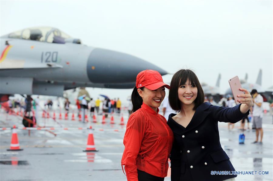 Ciudadanos de Hong Kong visitan el portaaviones chino Liaoning