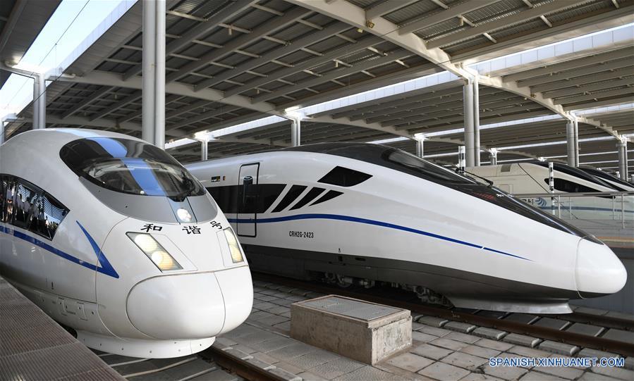 El tren bala G2028 permanece estacionado en la Estación Ferroviaria Lanzhou Oeste en Lanzhou, en la provincia Gansu, en el noroeste de China, el 9 de julio de 2017.  (Xinhua/Chen Bin)