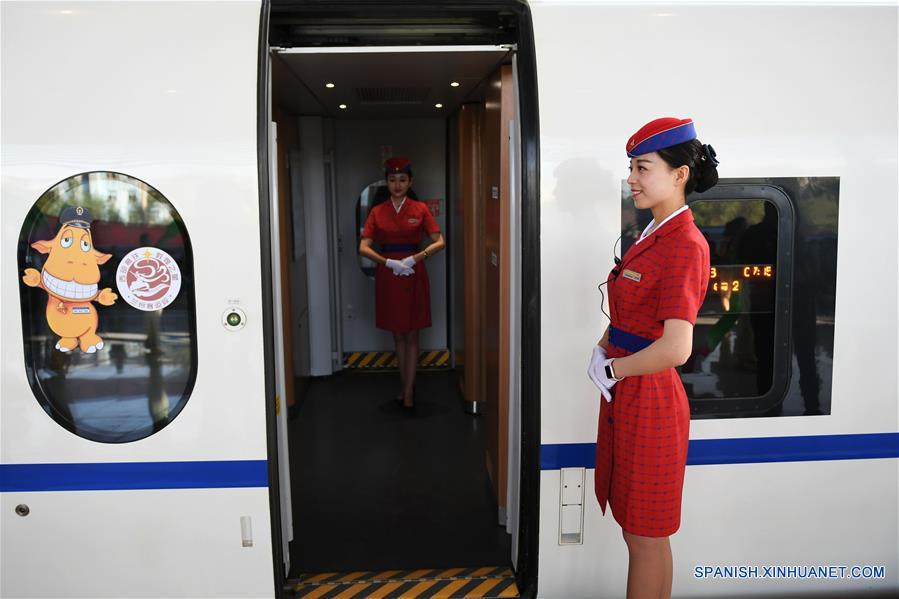 GANSU, julio 9, 2017 (Xinhua) -- Asistentes esperan por pasajeros en el tren bala G2028 en la Estación Ferroviaria Lanzhou Oeste en Lanzhou, en la provincia Gansu, en el noroeste de China, el 9 de julio de 2017. Una nueva línea ferroviaria de alta velocidad que enlaza la ciudad de Baoji, en la provincia noroccidental china de Shaanxi, con Lanzhou, capital de la provincia vecina de Gansu, entró en operación el domingo. Gracias a esta nueva línea, las provincias de Gansu y Qinghai, así como la región autónoma uygur de Xinjiang, todas ubicadas en el noroeste de China, se han unido a la red nacional de ferrocarriles de alta velocidad. (Xinhua/Chen Bin)