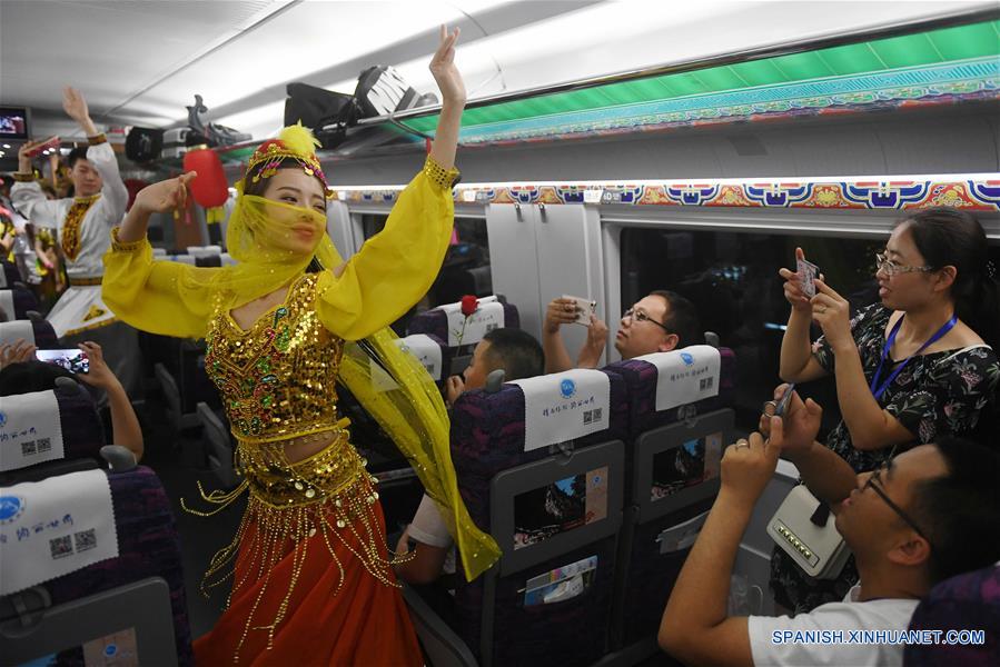 GANSU, julio 9, 2017 (Xinhua) -- Pasajeros observan un espectáculo sobre el tren bala G2028 en la Estación Ferroviaria Lanzhou Oeste en Lanzhou, en la provincia Gansu, en el noroeste de China, el 9 de julio de 2017. Una nueva línea ferroviaria de alta velocidad que enlaza la ciudad de Baoji, en la provincia noroccidental china de Shaanxi, con Lanzhou, capital de la provincia vecina de Gansu, entró en operación el domingo. Gracias a esta nueva línea, las provincias de Gansu y Qinghai, así como la región autónoma uygur de Xinjiang, todas ubicadas en el noroeste de China, se han unido a la red nacional de ferrocarriles de alta velocidad. (Xinhua/Chen Bin)
