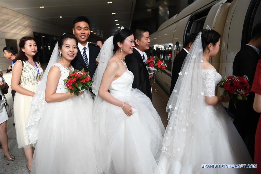 GANSU, julio 9, 2017 (Xinhua) -- Un grupo de parejas recién casados aborda el tren bala G2028 en la Estación Ferroviaria Lanzhou Oeste en Lanzhou, en la provincia Gansu, en el noroeste de China, el 9 de julio de 2017. Una nueva línea ferroviaria de alta velocidad que enlaza la ciudad de Baoji, en la provincia noroccidental china de Shaanxi, con Lanzhou, capital de la provincia vecina de Gansu, entró en operación el domingo. Gracias a esta nueva línea, las provincias de Gansu y Qinghai, así como la región autónoma uygur de Xinjiang, todas ubicadas en el noroeste de China, se han unido a la red nacional de ferrocarriles de alta velocidad. (Xinhua/Chen Bin)