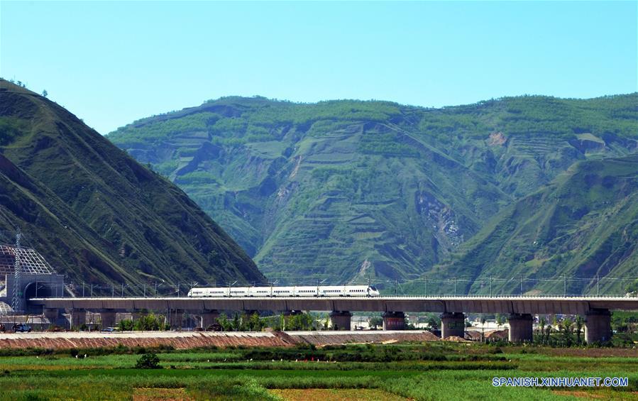 GANSU, julio 9, 2017 (Xinhua) -- Un tren bala corre sobre un puente en Tianshui, en la provincia Gansu, en el noroeste de China, el 9 de julio de 2017. Una nueva línea ferroviaria de alta velocidad que enlaza la ciudad de Baoji, en la provincia noroccidental china de Shaanxi, con Lanzhou, capital de la provincia vecina de Gansu, entró en operación el domingo. Gracias a esta nueva línea, las provincias de Gansu y Qinghai, así como la región autónoma uygur de Xinjiang, todas ubicadas en el noroeste de China, se han unido a la red nacional de ferrocarriles de alta velocidad. (Xinhua/Wu Long)