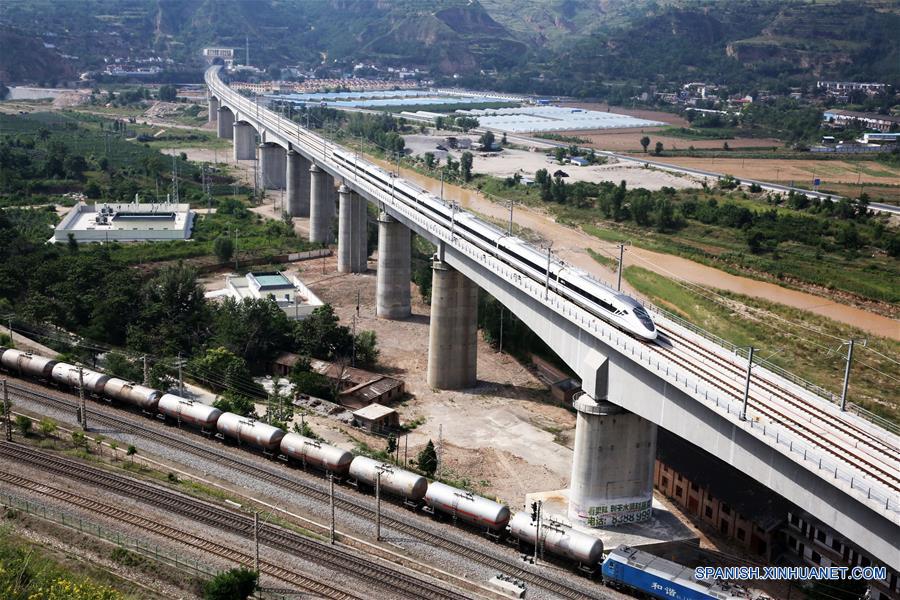 GANSU, julio 9, 2017 (Xinhua) -- Un tren bala corre sobre un puente en Tianshui, en la provincia Gansu, en el noroeste de China, el 9 de julio de 2017. Una nueva línea ferroviaria de alta velocidad que enlaza la ciudad de Baoji, en la provincia noroccidental china de Shaanxi, con Lanzhou, capital de la provincia vecina de Gansu, entró en operación el domingo. Gracias a esta nueva línea, las provincias de Gansu y Qinghai, así como la región autónoma uygur de Xinjiang, todas ubicadas en el noroeste de China, se han unido a la red nacional de ferrocarriles de alta velocidad. (Xinhua/Li Zenghui)
