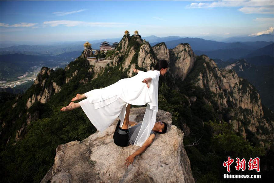 Maestra de yoga posa sobre los impresionantes acantilados de Henan