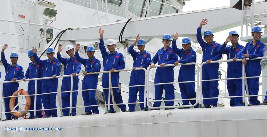 QINGDAO, julio 10, 2017 (Xinhua) -- Miembros del equipo de la expedición se despiden a bordo del buque de investigación integral Kexue, en el puerto en Qingdao, en la provincia de Shandong, en el este de China, el 10 de julio de 2017. El buque de 99.6 metros de largo y 17.8 metros de ancho, que transporta equipos de detección científica producidos domésticamente por China, partió el lunes. (Xinhua/Zhang Xudong)