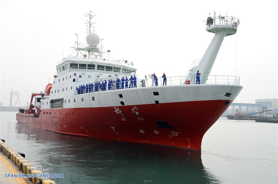 QINGDAO, julio 10, 2017 (Xinhua) -- El buque de investigación integral Kexue sale del puerto en Qingdao, en la provincia de Shandong, en el este de China, el 10 de julio de 2017. El buque de 99.6 metros de largo y 17.8 metros de ancho, que transporta equipos de detección científica producidos domésticamente por China, partió el lunes. (Xinhua/Zhang Xudong)