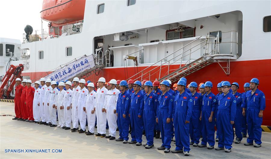 QINGDAO, julio 10, 2017 (Xinhua) -- Miembros del equipo de la expedición se preparan para subir al buque de investigación integral Kexue, en el puerto en Qingdao, en la provincia de Shandong, en el este de China, el 10 de julio de 2017. El buque de 99.6 metros de largo y 17.8 metros de ancho, que transporta equipos de detección científica producidos domésticamente por China, partió el lunes. (Xinhua/Zhang Xudong)