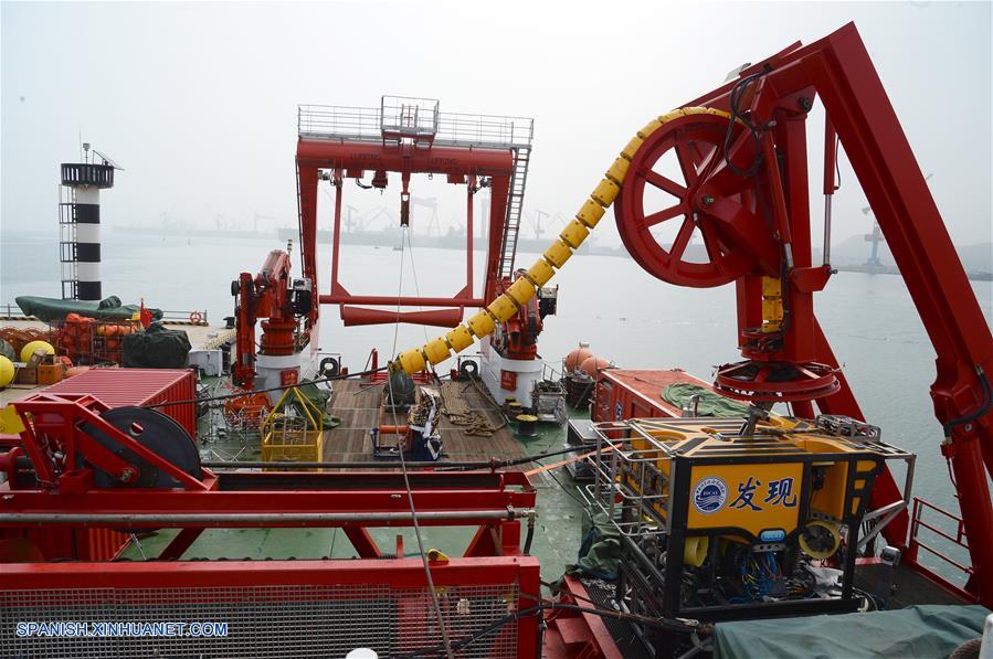 QINGDAO, julio 10, 2017 (Xinhua) -- Vista del equipo científico de detección, en la cubierta de popa del buque de investigación integral Kexue sale del puerto en Qingdao, en la provincia de Shandong, en el este de China, el 10 de julio de 2017. El buque de 99.6 metros de largo y 17.8 metros de ancho, que transporta equipos de detección científica producidos domésticamente por China, partió el lunes. (Xinhua/Zhang Xudong) 