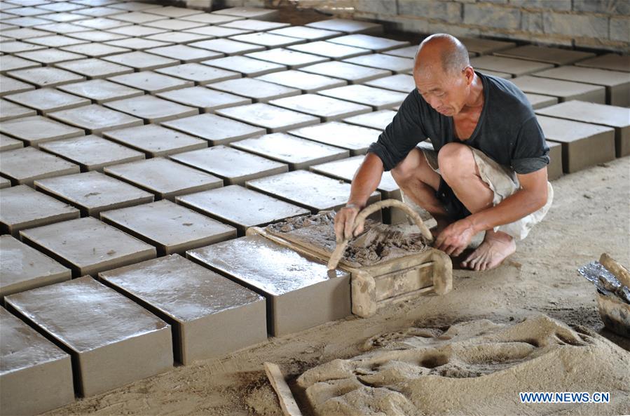 Artesanos chinos producen ladrillos tradicionales hechos a mano