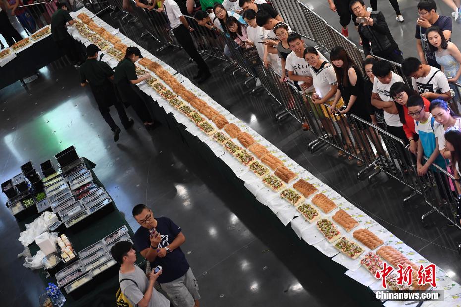 Bocata gratis de 30 metros atrae a muchos hambrientos en Shanxi  2