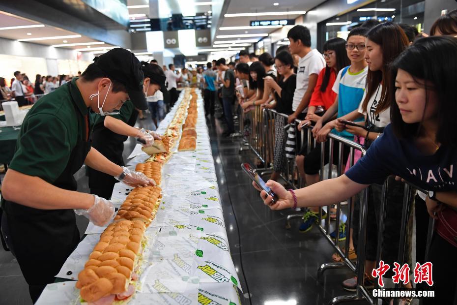 Bocata gratis de 30 metros atrae a muchos hambrientos en Shanxi  3
