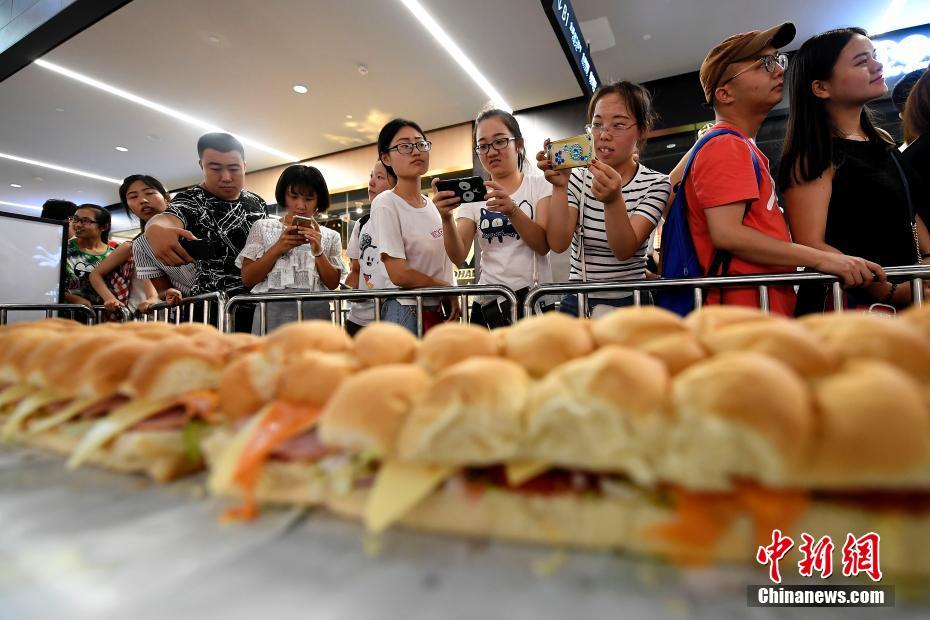 Bocata gratis de 30 metros atrae a muchos hambrientos en Shanxi 