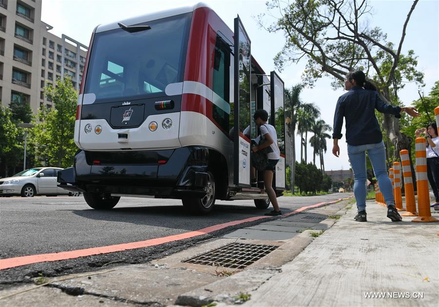 Primer autobús sin conductor comienza las pruebas en Taipei