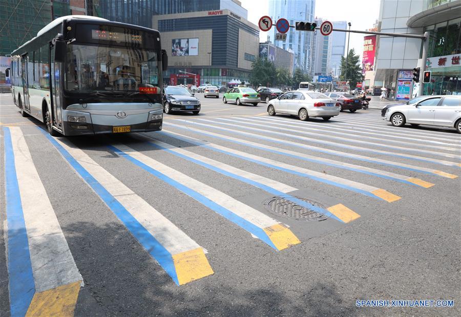 Policía china dibuja pasos peatonales en 3D para mejorar educación vial