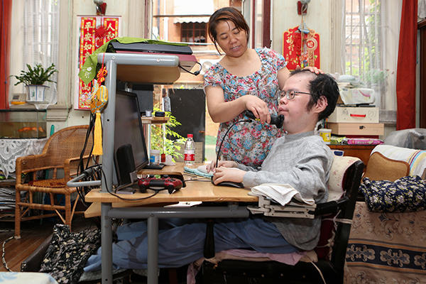 Enfermo de ELA en Shanghai traduce un millón de palabras del japonés al chino