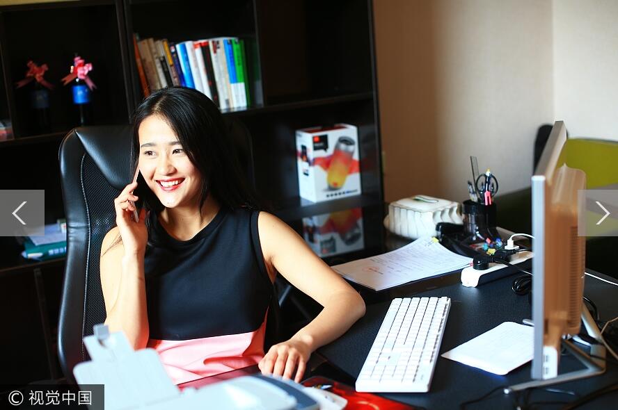 Teng Xiaoyu llama a un cliente desde su gimnasio de Zhoushan, provincia de Zhejiang, el 6 de junio [Foto / VCG]
