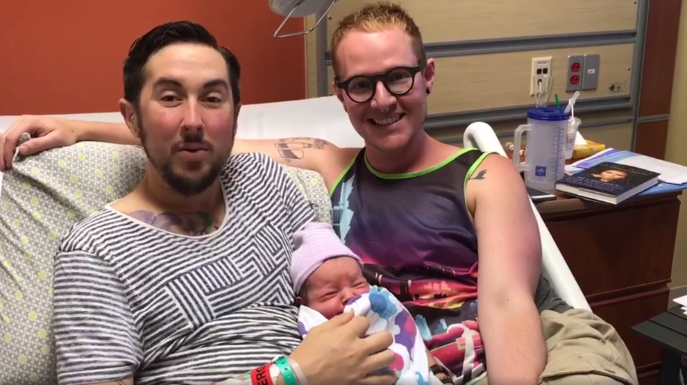 Da a luz el hombre transgénero embarazado de su marido homosexual