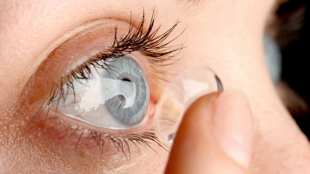 Una mujer se olvida que llevaba 27 lentillas puestas en los ojos