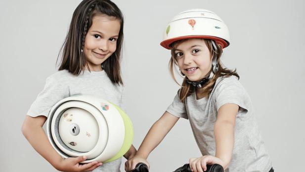 Empresa española diseña un casco de bici plegable y conectado a internet