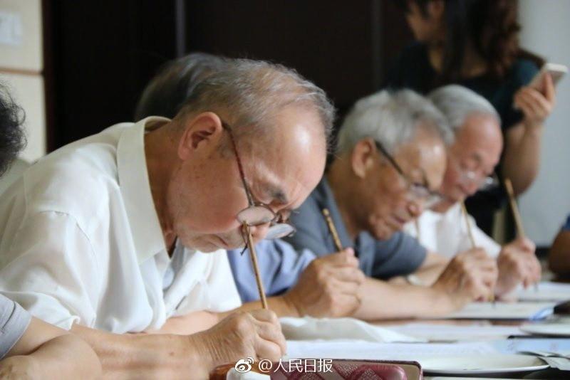 Universidad china envía cartas de admisión manuscritas a nuevos estudiantes