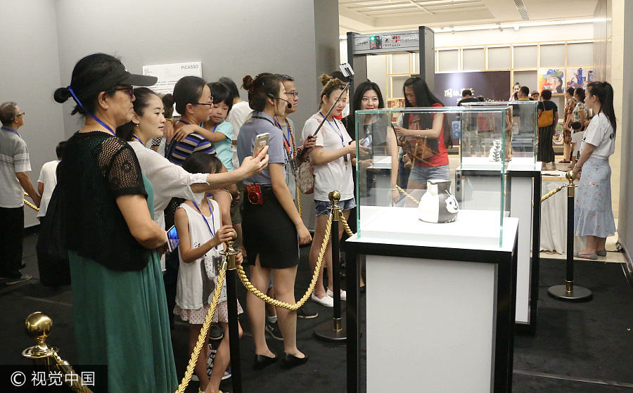 Los visitantes observan una pieza de porcelana de Pablo Picasso en la Academia de Bellas Artes de Luxun en Shenyang, provincia de Liaoning, el 17 de julio de 2017. [Foto / VCG]