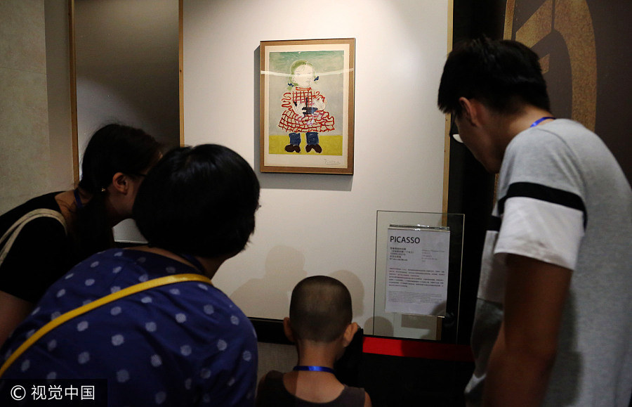 Los visitantes observan una obra de arte de Pablo Picasso en la Academia de Bellas Artes de Luxun en Shenyang, provincia de Liaoning, el 17 de julio de 2017. [Foto / VCG]