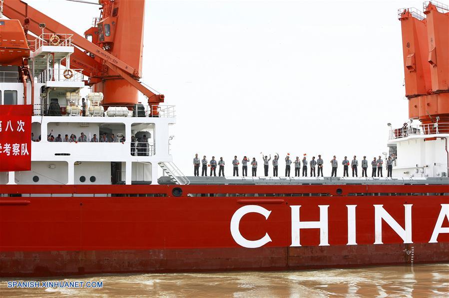 SHANGHAI, julio 20, 2017 (Xinhua) -- Investigadores científicos chinos se despiden a bordo del buque de investigación y rompehielos Xuelong, o "Dragón de Nieve", en Shanghai, en el este de China, el 20 de julio de 2017. El buque rompehielos de China, el Xuelong (Dragón de Nieve, en mandarín), zarpó el jueves de la ciudad oriental de Shanghai para emprender el viaje que lo convertirá en el primer barco chino en circunnavegar el océano glacial Ártico. (Xinhua/Fang Zhe)