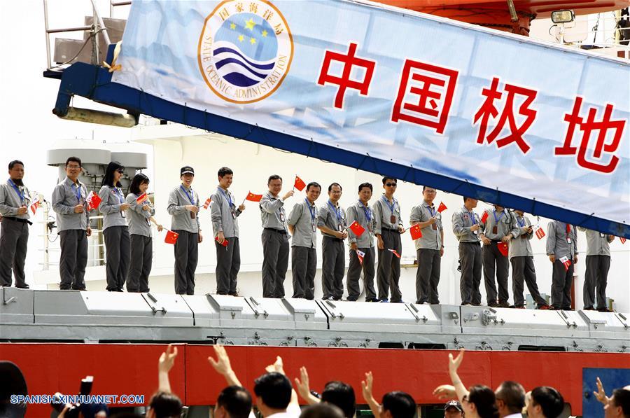 SHANGHAI, julio 20, 2017 (Xinhua) -- Personas saludan a los investigadores científicos a bordo del buque de investigación y rompehielos Xuelong, o "Dragón de Nieve", en Shanghai, en el este de China, el 20 de julio de 2017. El buque rompehielos de China, el Xuelong (Dragón de Nieve, en mandarín), zarpó el jueves de la ciudad oriental de Shanghai para emprender el viaje que lo convertirá en el primer barco chino en circunnavegar el océano glacial Ártico. (Xinhua/Fang Zhe) 