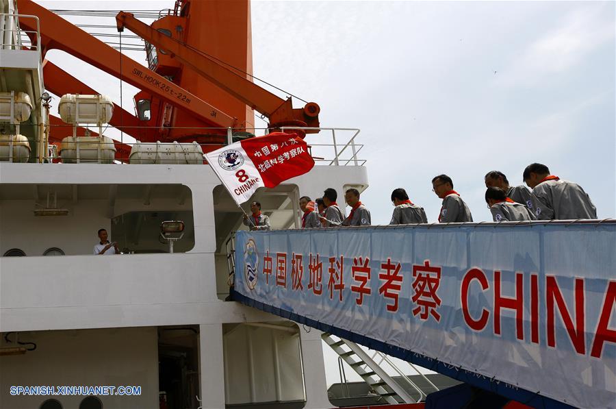 SHANGHAI, julio 20, 2017 (Xinhua) -- Investigadores científicos chinos abordan el buque de investigación y rompehielos Xuelong, o "Dragón de Nieve", en Shanghai, en el este de China, el 20 de julio de 2017. El buque rompehielos de China, el Xuelong (Dragón de Nieve, en mandarín), zarpó el jueves de la ciudad oriental de Shanghai para emprender el viaje que lo convertirá en el primer barco chino en circunnavegar el océano glacial Ártico. (Xinhua/Fang Zhe)