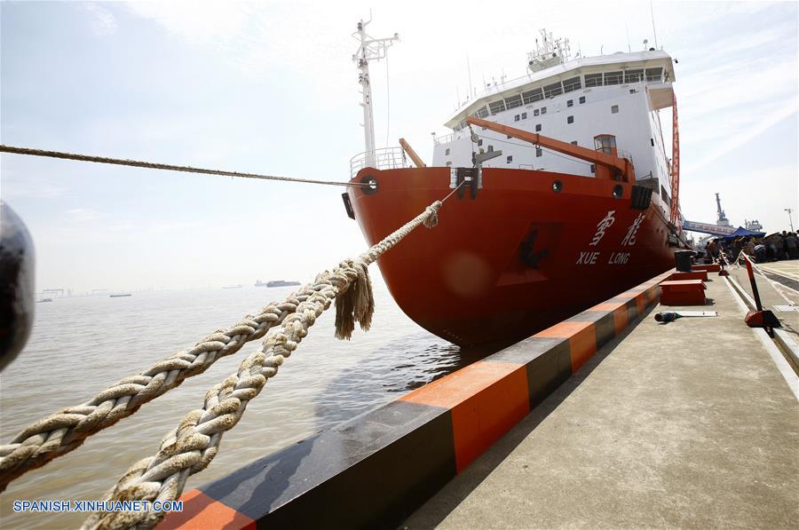 SHANGHAI, julio 20, 2017 (Xinhua) -- Vista del buque de investigación y rompehielos chino Xuelong, o "Dragón de Nieve", en Shanghai, en el este de China, el 20 de julio de 2017. El buque rompehielos de China, el Xuelong (Dragón de Nieve, en mandarín), zarpó el jueves de la ciudad oriental de Shanghai para emprender el viaje que lo convertirá en el primer barco chino en circunnavegar el océano glacial Ártico. (Xinhua/Fang Zhe)