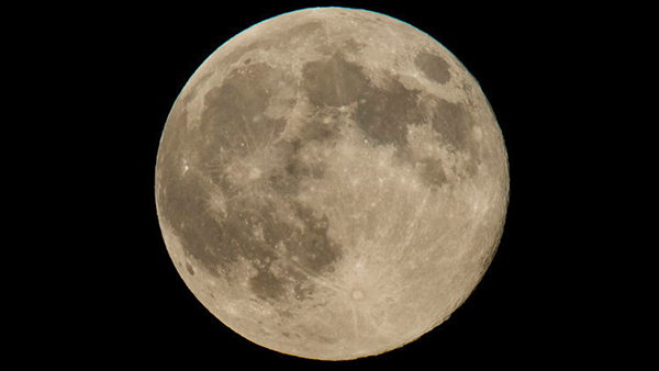 La presencia de abundante agua en la Luna plantea nuevas dudas a los científicos