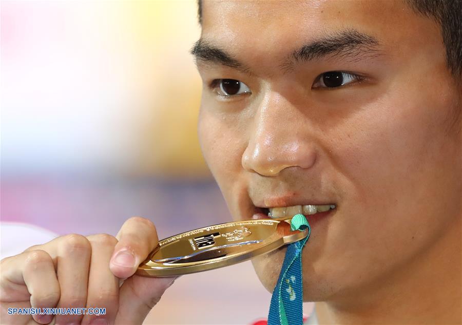 Xu Jiayu gana primer título de espalda masculino de China en mundial de natación