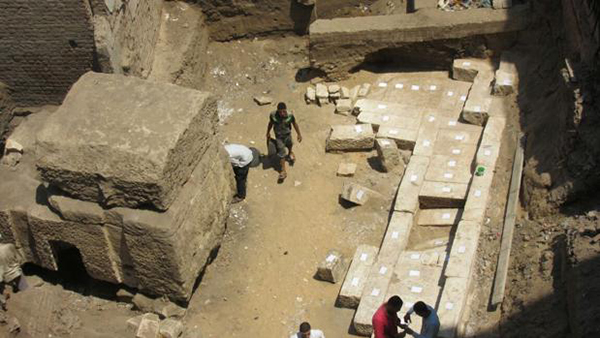 Descubren un gran sepulcro faraónico en una zona de viviendas en Egipto