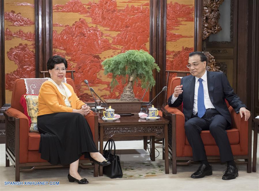 Primer ministro chino se reúne con ex jefa de OMS