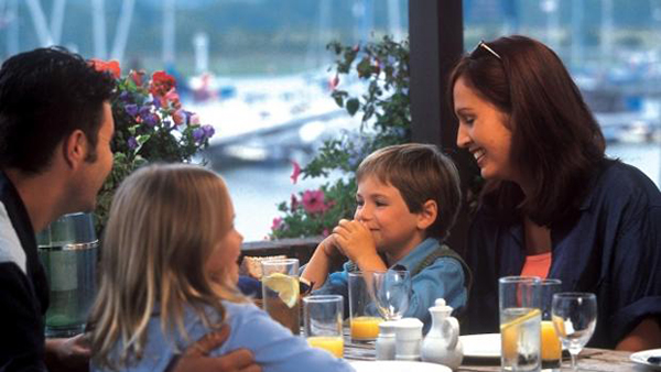Un restaurante prohibe que los padres beban de más junto a sus hijos