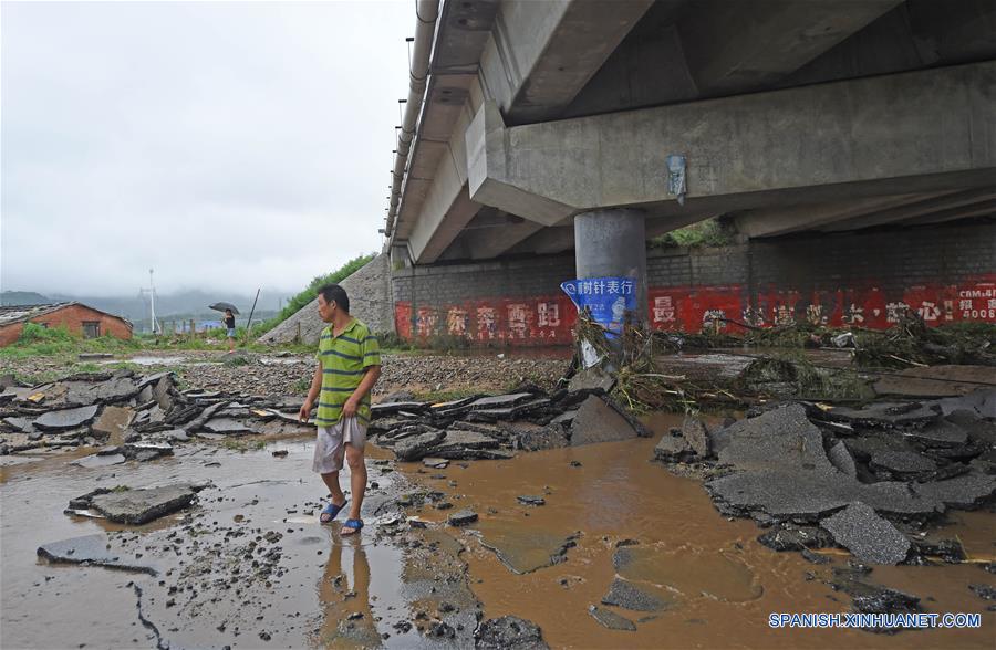 Vista de un camino dañado hacia el municipio Qianyingzi del condado de Xiuyan de Anshan, en la provincia de Liaoning, en el noreste de China, el 4 de agosto de 2017. Una lluvia torrencial afectó al condado el jueves y viernes, dañando caminos, instalaciones de electricidad y cultivos en algunos municipios. Un total de 18,900 personas han sido trasladadas a lugares seguros, y la ciudad ha iniciado el nivel 1 de respuesta de emergencias para enfrentar las posibles inundaciones. (Xinhua/Yang Qing)