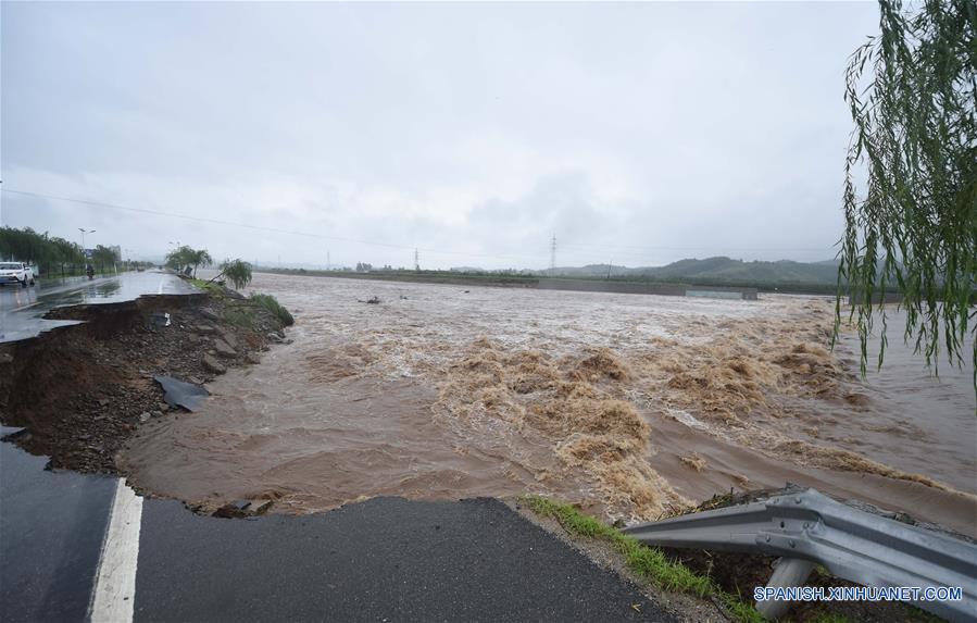 Vista de un camino dañado hacia el municipio Qianyingzi del condado de Xiuyan de Anshan, en la provincia de Liaoning, en el noreste de China, el 4 de agosto de 2017. Una lluvia torrencial afectó al condado el jueves y viernes, dañando caminos, instalaciones de electricidad y cultivos en algunos municipios. Un total de 18,900 personas han sido trasladadas a lugares seguros, y la ciudad ha iniciado el nivel 1 de respuesta de emergencias para enfrentar las posibles inundaciones. (Xinhua/Yang Qing)