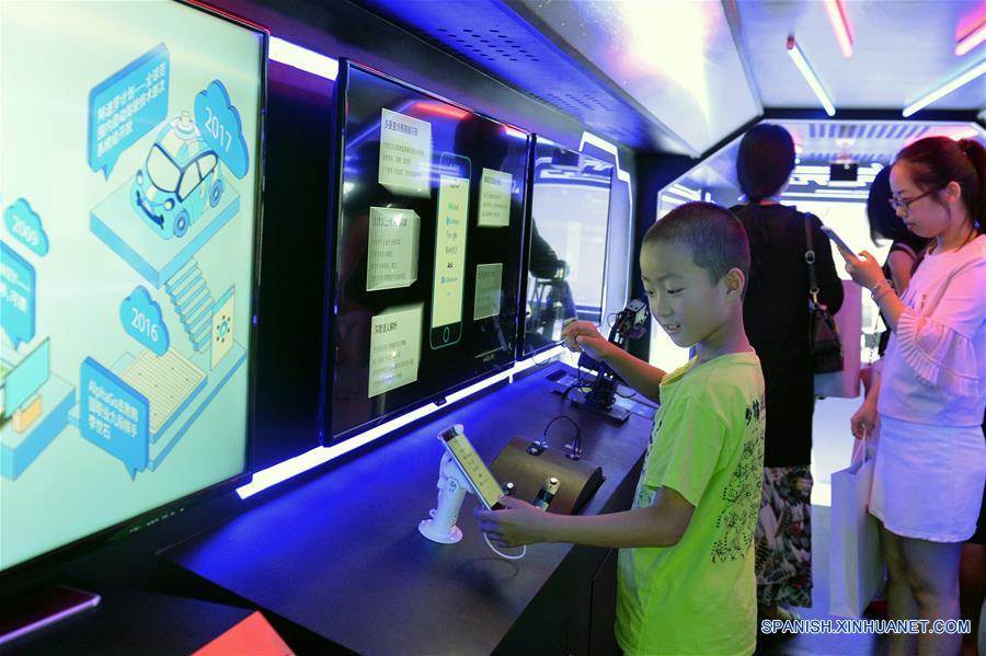 Niños experimentan con Inteligencia Artificial (AI, por sus siglas en inglés) en el autobús AI en el Museo de Ciencia y Tecnología de China, en Beijing, capital de China, el 4 de agosto de 2017. Baidu y el Museo de Ciencia y Tecnología de China co-organizaron la ceremonia de lanzamiento del autobús de popularización de la ciencia AI el viernes. Comenzando desde Beijing, el autobús llevará el conocimiento de la AI a cuatro ciudades más en China. (Xinhua/Wang Huajuan)