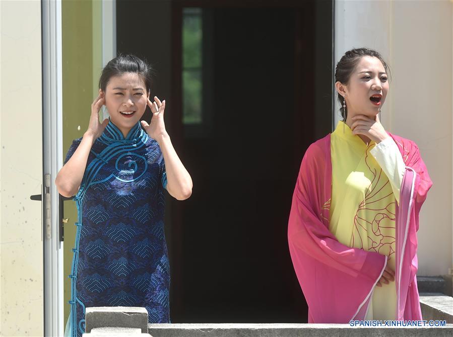 La actriz musical de Nanyin, Li Yifang (d), y Chen Yuting practican en Xiamen, en la provincia de Fujian, en el sureste de China, el 4 de agosto de 2017. Nanyin, conocido como el "fosil viviente" de la antigua música china, significa literalmente música en el sur y es una ópera tradicional en el dialecto de Fujian. En 2009, Nanyin fue enlistado como Patrimonio Cultural Inmaterial de la Humanidad por la Organización de las Naciones Unidas para la Educación, la Ciencia, y la Cultura (UNESCO, por sus siglas en inglés). (Xinhua/Song Weiwei)