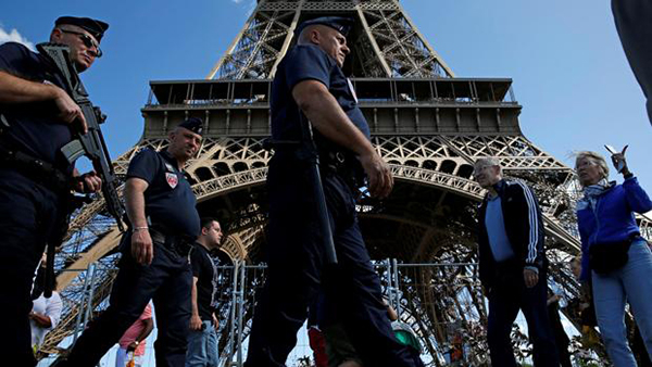 Francia investiga el incidente de la Torre Eiffel en que un hombre trató de irrumpir con un cuchillo