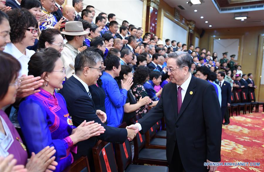 Máximo asesor político chino entrega obsequios a Mongolia Interior
